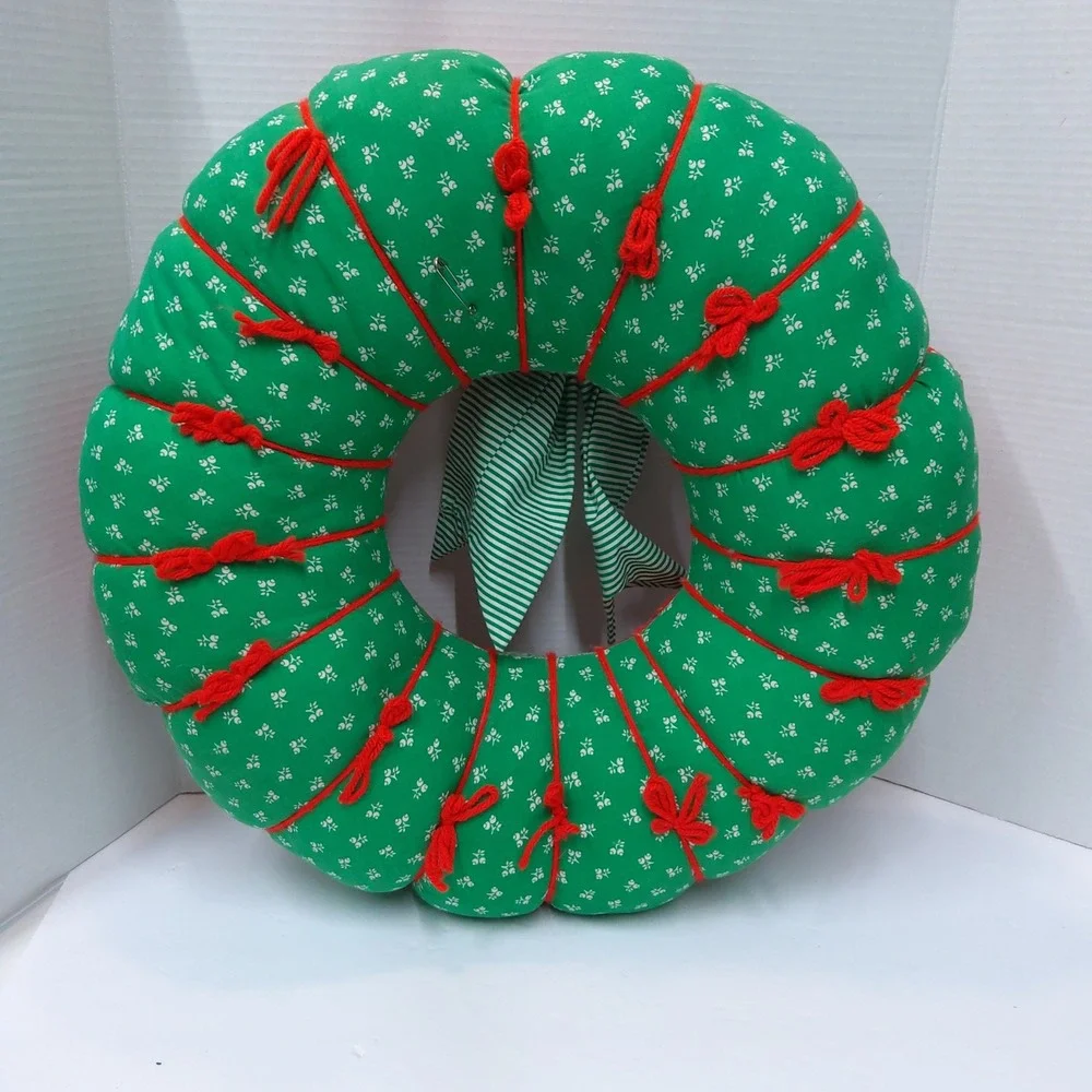 VTG Handmade Patchwork Quilted Fabric Christmas Wreath with Ribbons & Bow - Picture 2 of 3